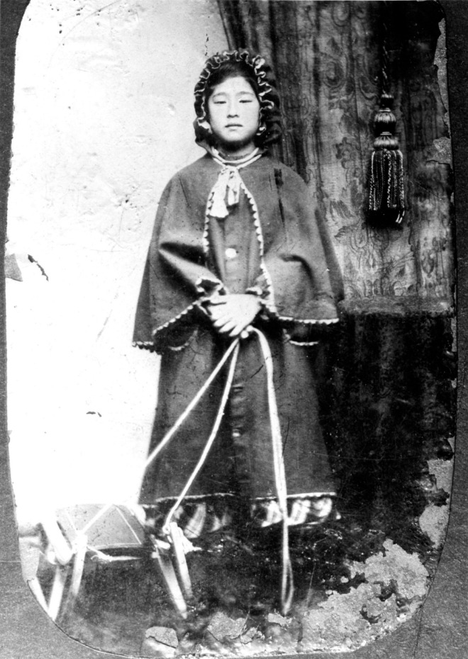 キリスト教の洗礼を受けた後に撮影されたと言われている写真(津田塾大学津田梅子資料室所蔵)