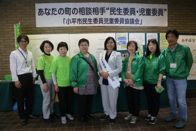 パネル展の前で記念撮影