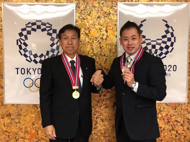 左に市長 右にメダルを掲げた佐藤選手が映っている写真